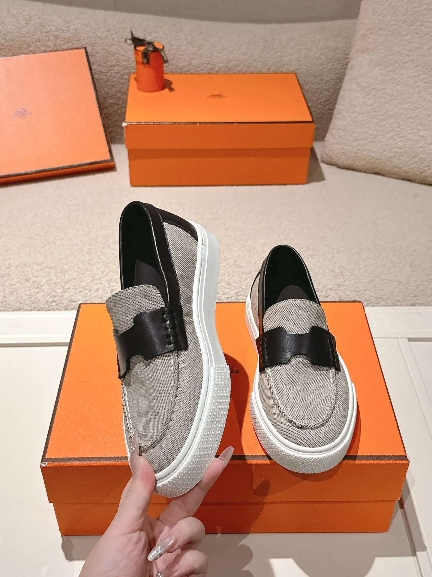 Men's men's shoes P620! Hermes# Thick Sole Couple Loafers These lace-up free sneakers in calfskin and washed denim feature signature "H" details. The design is simple and smooth, creating a fashionable urban look. It is comfortable and versatile. H family classics are not outdated, and the delivery counter is beautifully packaged🛍📦 Fabric: Original customized washed denim/first-layer cowhide Lining: Imported soft sheepskin Sole: Original open-molded anti-slip TPU material Size: 35-45